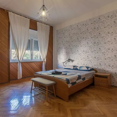 Apartment Polias *